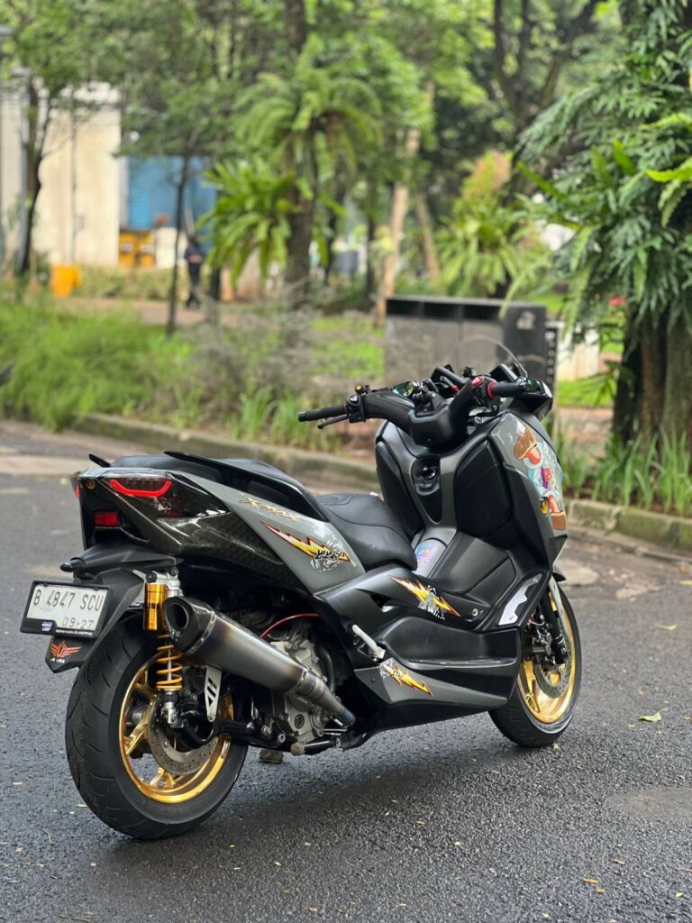 XMAX motorcycle with an original ST-1 Smoke muffler.